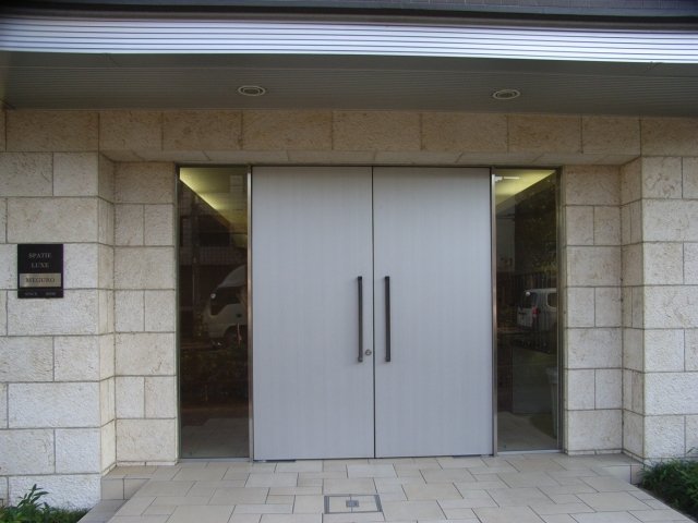 13/18 エントランス