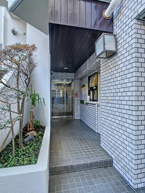 26/27 エントランス