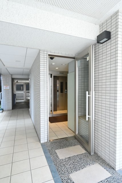 26/28 エントランス