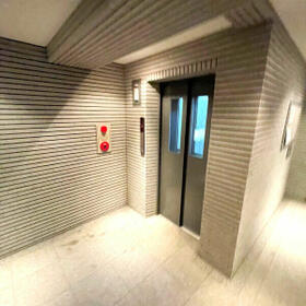 16/16 エントランス