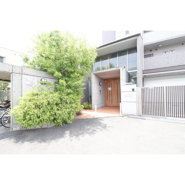 27/30 エントランス