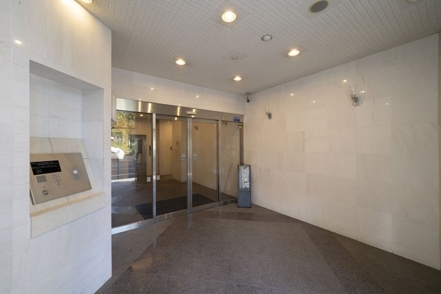 27/30 エントランス