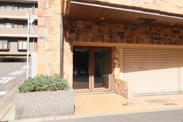 23/25 エントランス