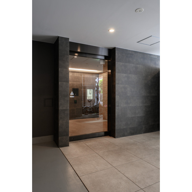 16/23 エントランス