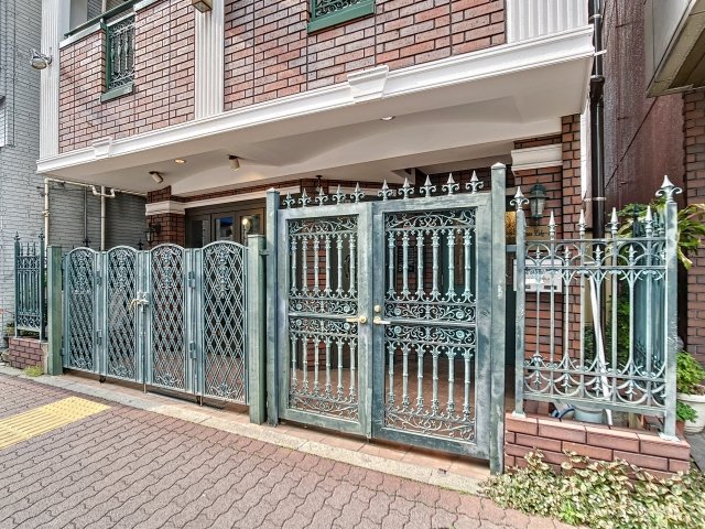 19/27 エントランス