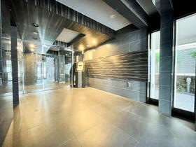 18/27 エントランス