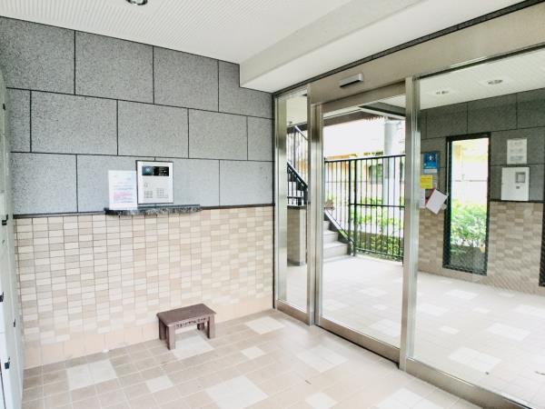 27/30 エントランス