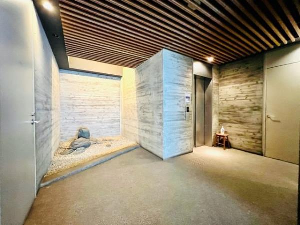 18/23 エントランス