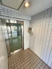 16/19 エントランス