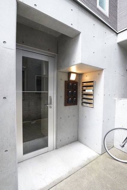 18/25 エントランス