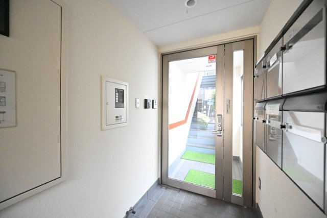 19/30 エントランス