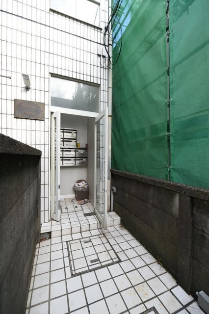 16/23 エントランス