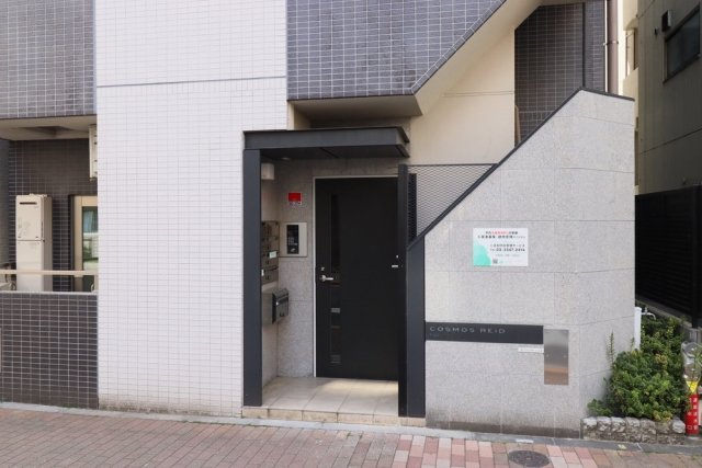 27/28 エントランス