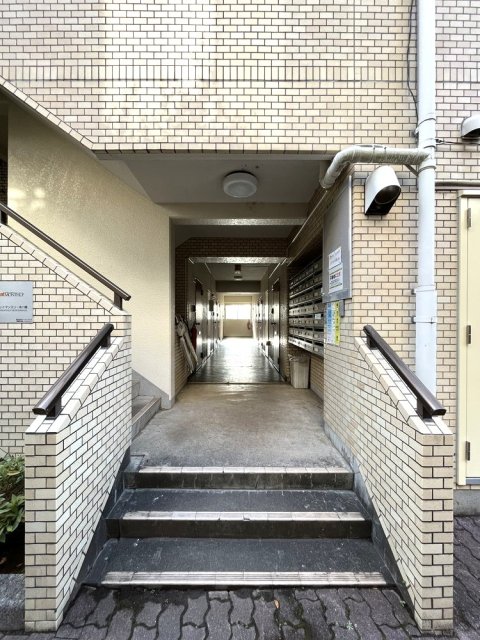 25/26 エントランス