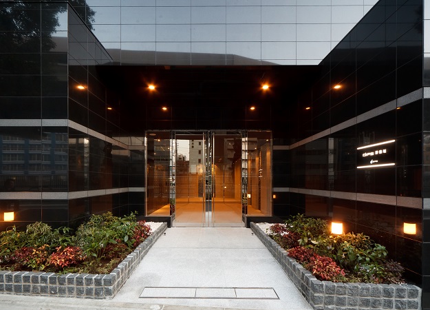 23/27 エントランス