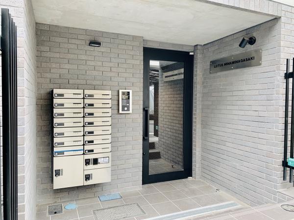 25/27 エントランス