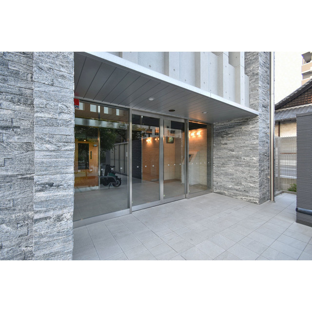 27/30 エントランス