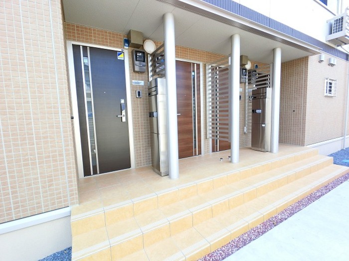 18/27 エントランス