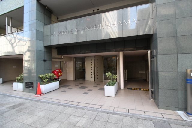 25/27 エントランス