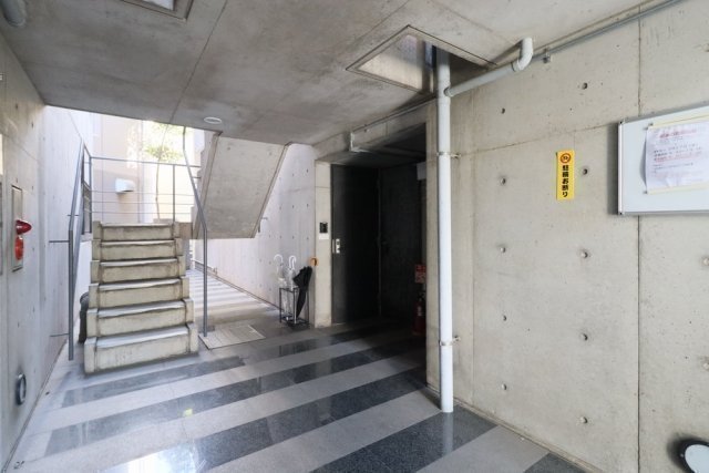 28/30 エントランス