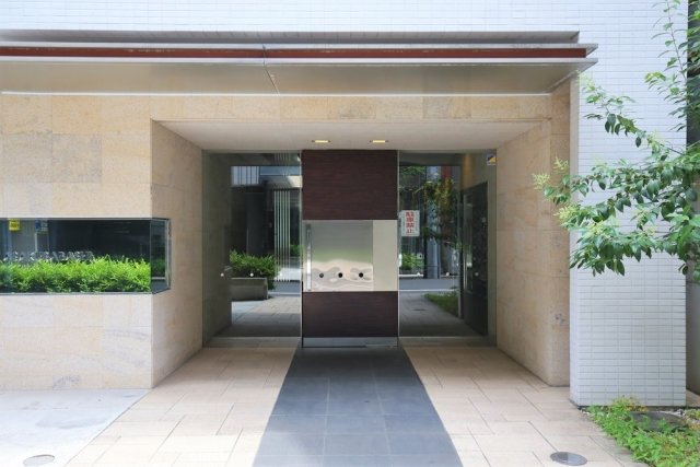 23/25 エントランス