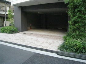 16/16 エントランス