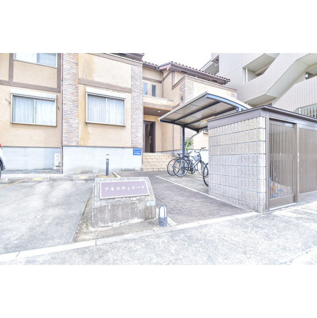 27/30 エントランス