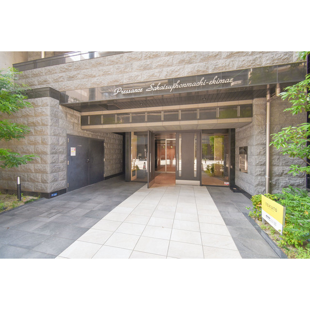 21/22 エントランス