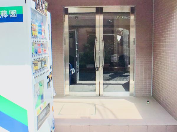 27/30 エントランス