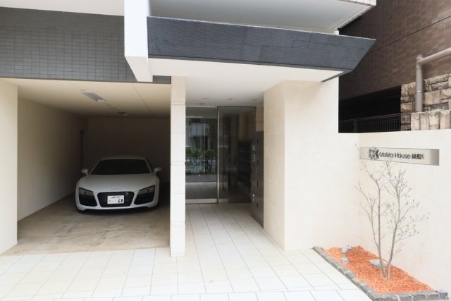 19/30 エントランス