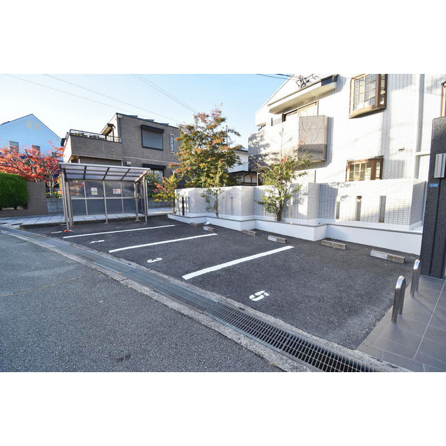 18/28 駐車場