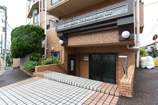 23/30 エントランス