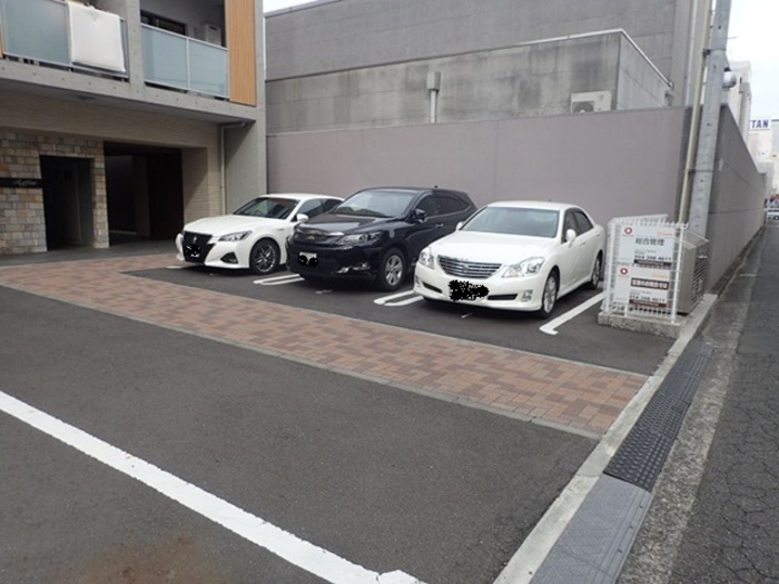 17/17 駐車場