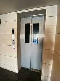 16/19 エントランス