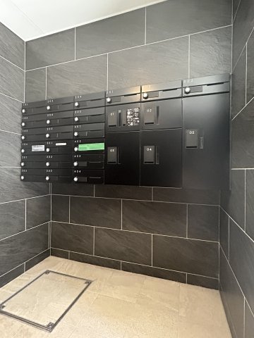 23/27 エントランス