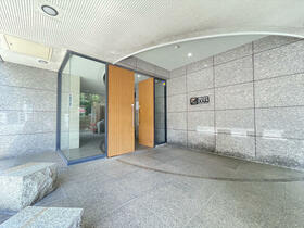 16/16 エントランス