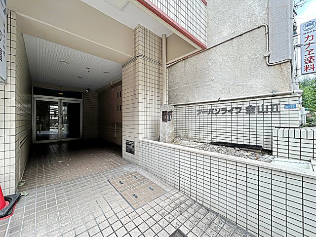 28/30 エントランス