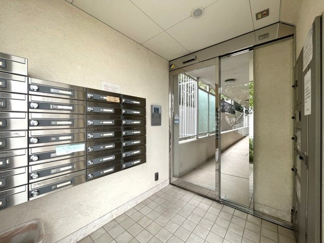 16/23 エントランス