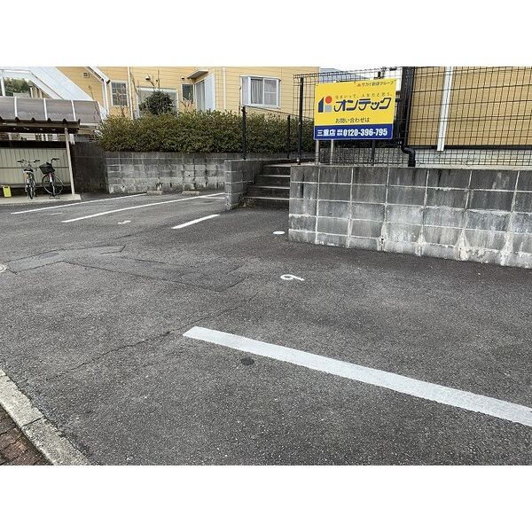 17/17 駐車場