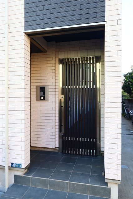 23/28 エントランス