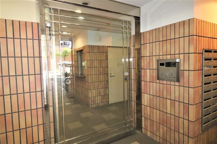 18/27 エントランス