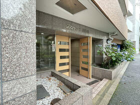 16/16 エントランス