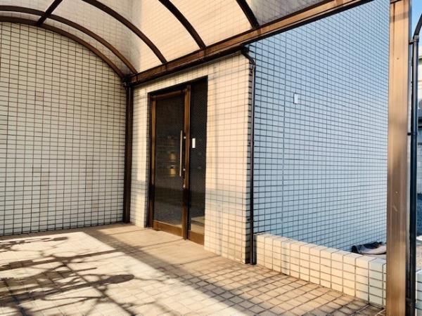 22/27 エントランス