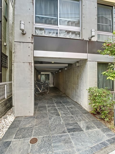 24/30 エントランス