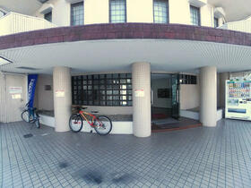 16/16 エントランス