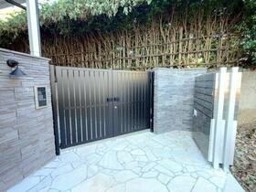 16/16 エントランス