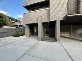 16/16 エントランス