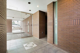 16/23 エントランス