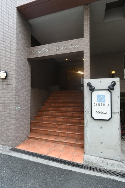 18/25 エントランス