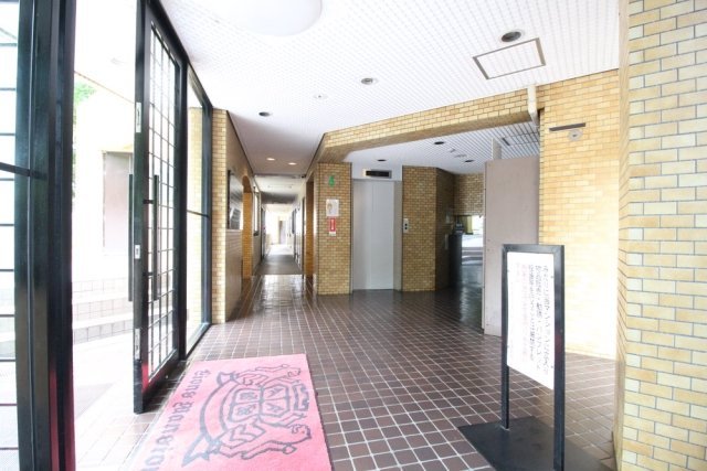 27/30 エントランス